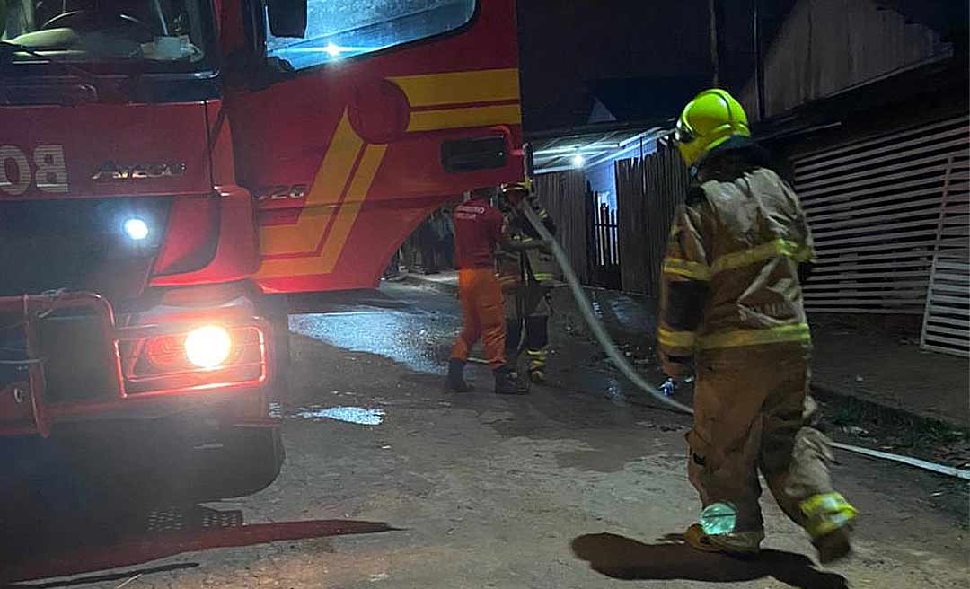 Casa pega fogo na madrugada deste domingo em Cruzeiro do Sul