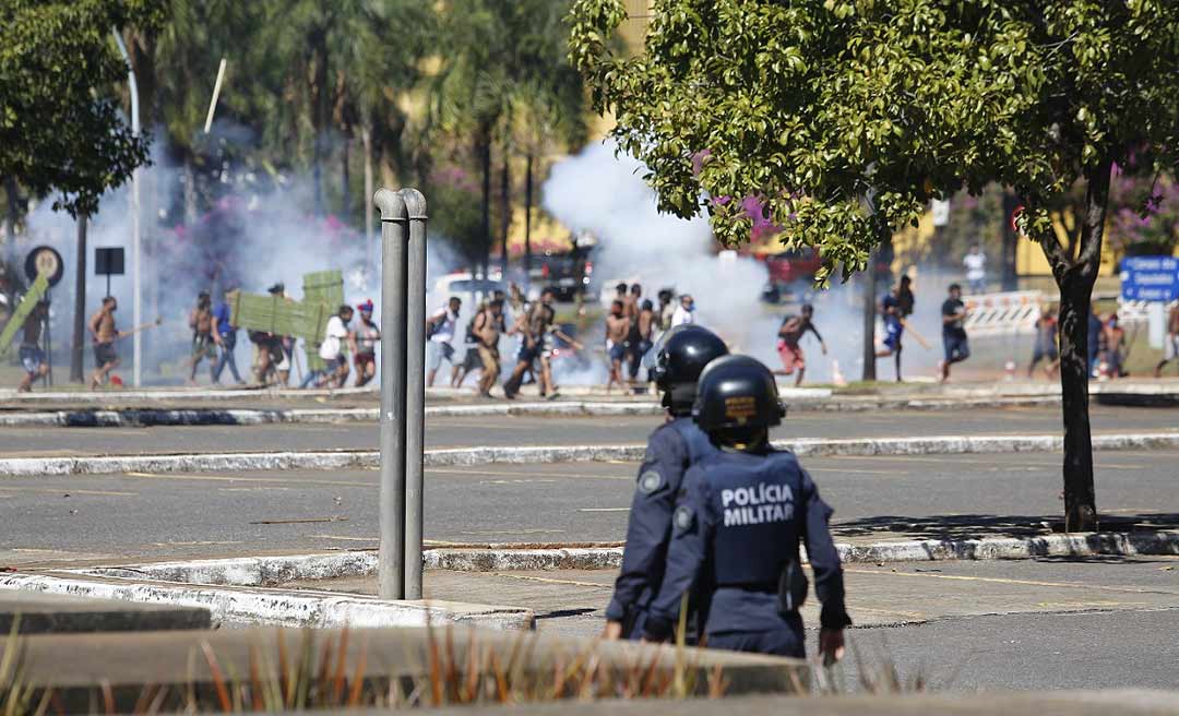 URGENTE: Indígenas são recebidos pela tropa de choque no Congresso Nacional