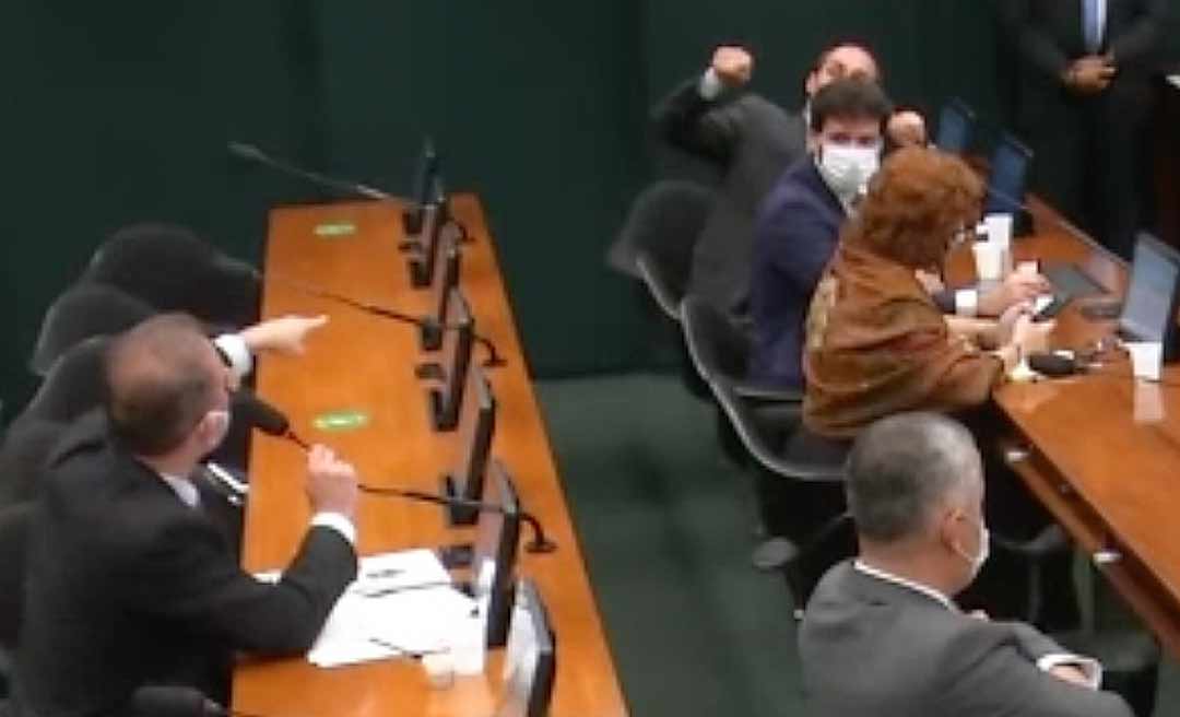 Na Câmara, Leo de Brito e Eduardo Bolsonaro batem boca durante debate sobre mudança em lei