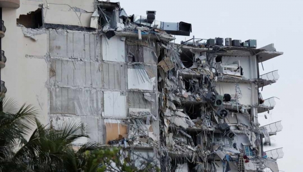Parte de prédio cai em Miami e deixa pelo menos uma pessoa morta