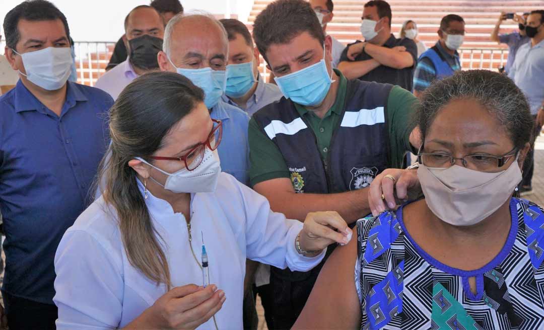 Governo anuncia Tenda da Vacinação para segunda dose contra Covid-19 na frente do Palácio