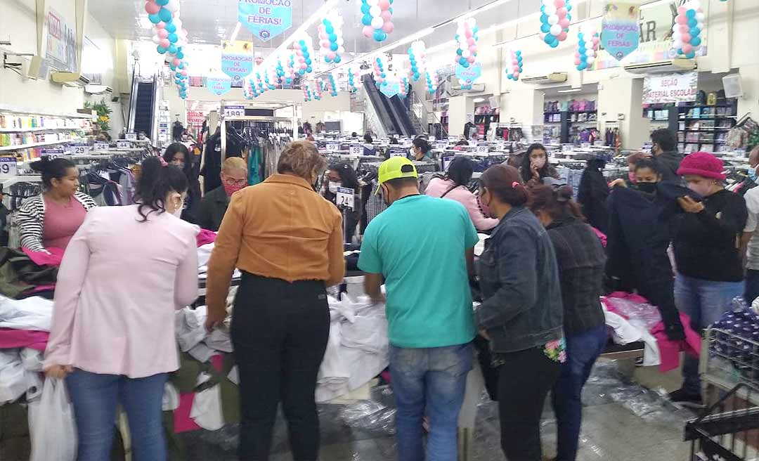 Procura por roupas de frio é grande no Formigão; "estoque zerou", diz gerente