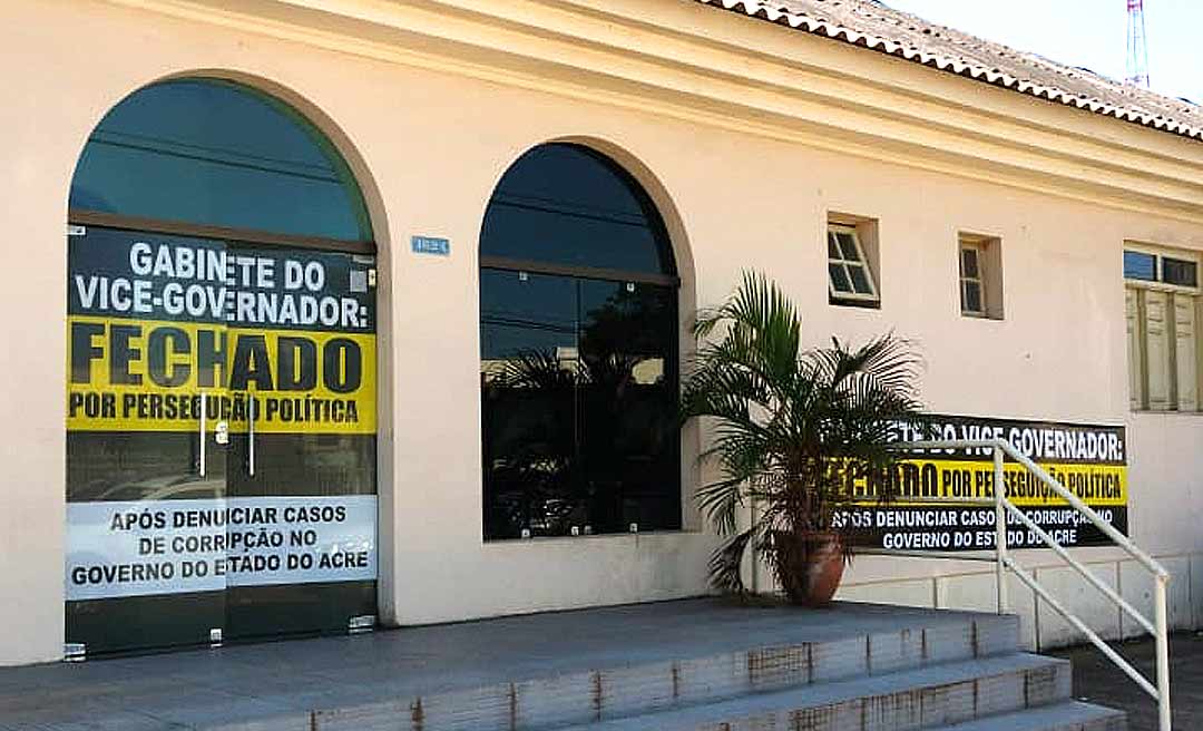 Após fechar gabinete, Rocha coloca anúncio em fachada: "Fechado por perseguição política após denunciar casos de corrupção no governo do Estado do Acre"