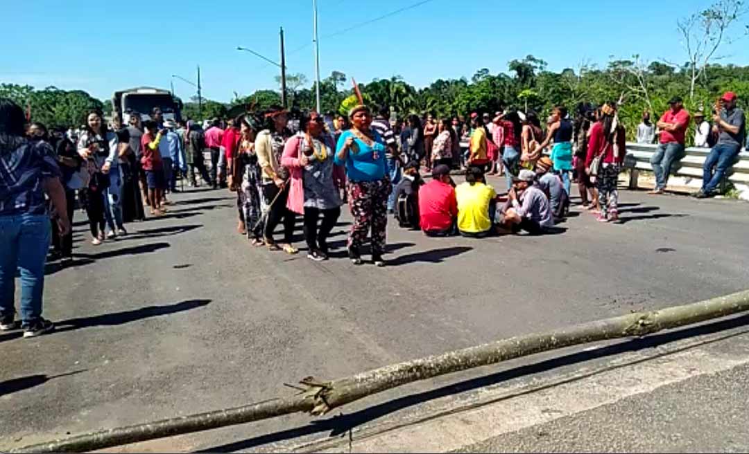 Indígenas voltam a fechar a ponte sobre o rio Envira, em Feijó e tráfego fica parado