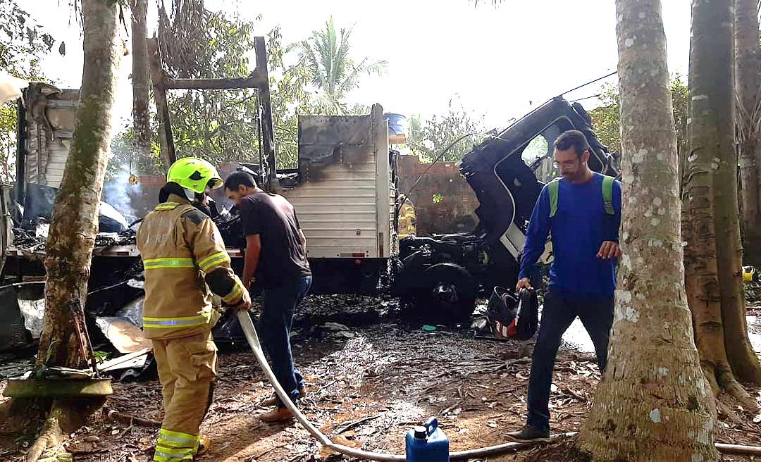 Caminhão carregado de móveis é destruído pelas chamas em Rio Branco