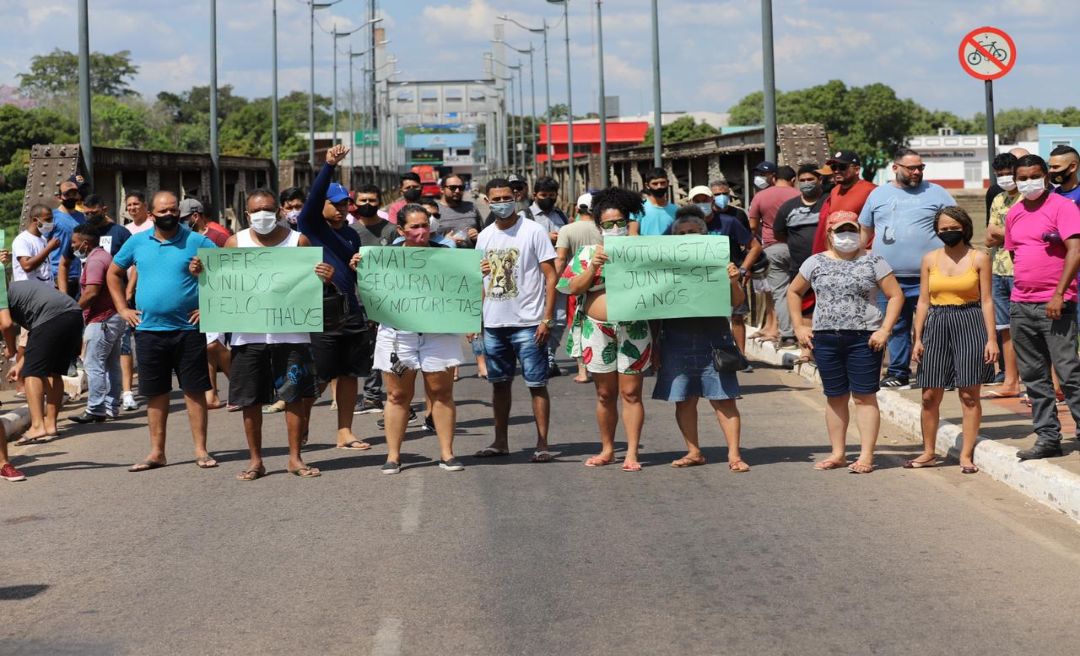 Motoristas de aplicativos fecham ponte metálica pedindo reforço nas buscas por colega desaparecido