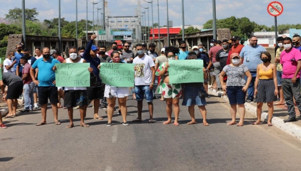 Motoristas de aplicativos fecham ponte metálica pedindo reforço nas buscas por colega desaparecido