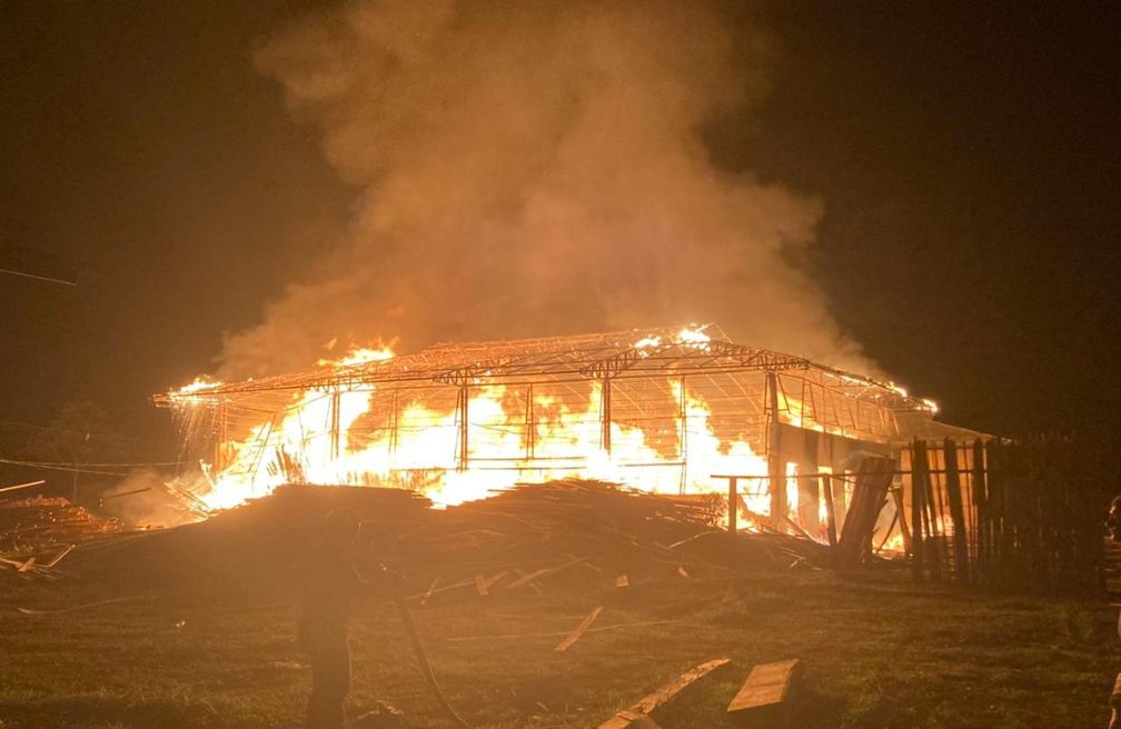 Incêndio em galpão de marcenaria em Sena consome móveis e máquinas e prejuízo pode chegar a R$ 1 milhão