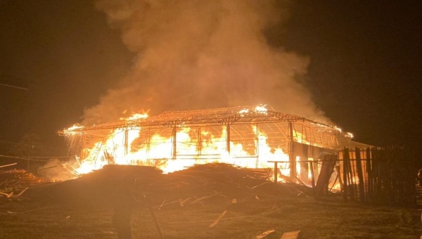 Incêndio em galpão de marcenaria em Sena consome móveis e máquinas e prejuízo pode chegar a R$ 1 milhão