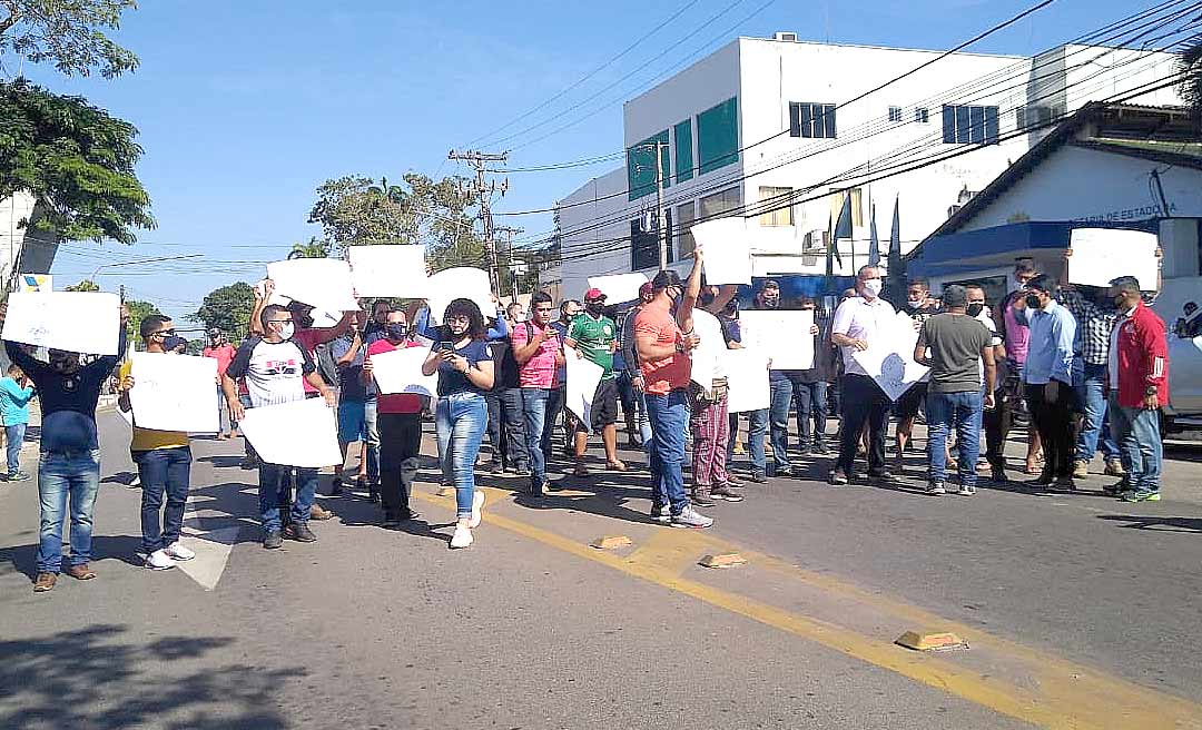 Vigilantes da Protege fecham Avenida Brasil após demissão por falta de repasse da Sesacre à empresa