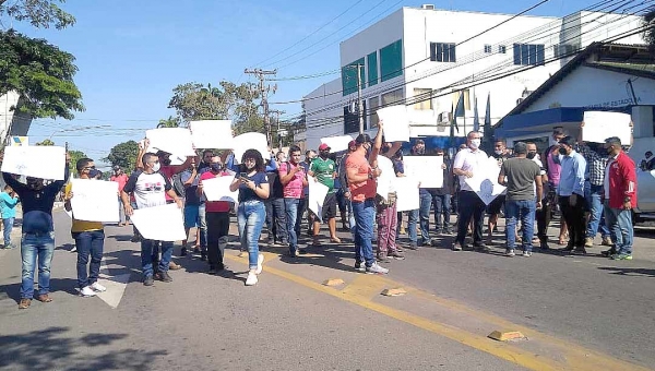 Vigilantes da Protege fecham Avenida Brasil após demissão por falta de repasse da Sesacre à empresa