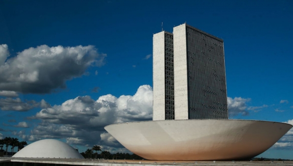 Sem deixar digitais, deputados aprovam 'golpe do fundão' de R$ 5,7 bilhões