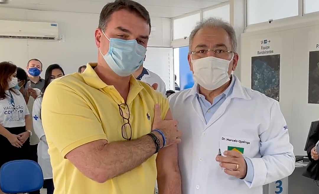 Flávio Bolsonaro toma vacina contra Covid-19 e agradece "negacionista Bolsonaro"