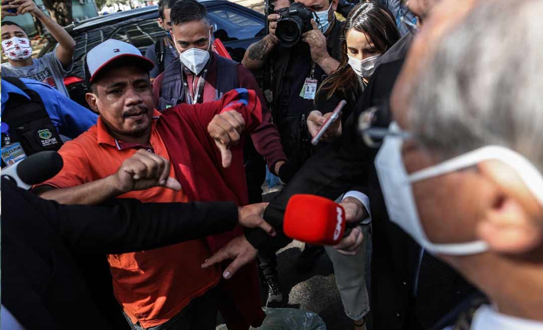 Ministro Paulo Guedes é abordado e dá dinheiro a desempregado em Brasília