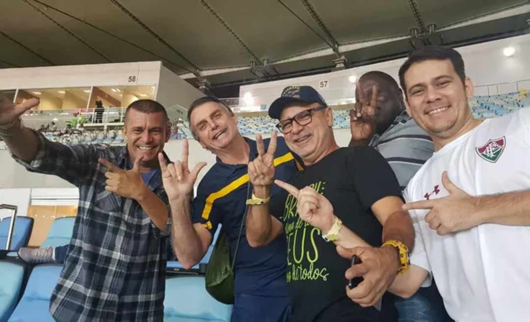 Nas redes, Queiroz reclama de abandono por amigos bolsonaristas