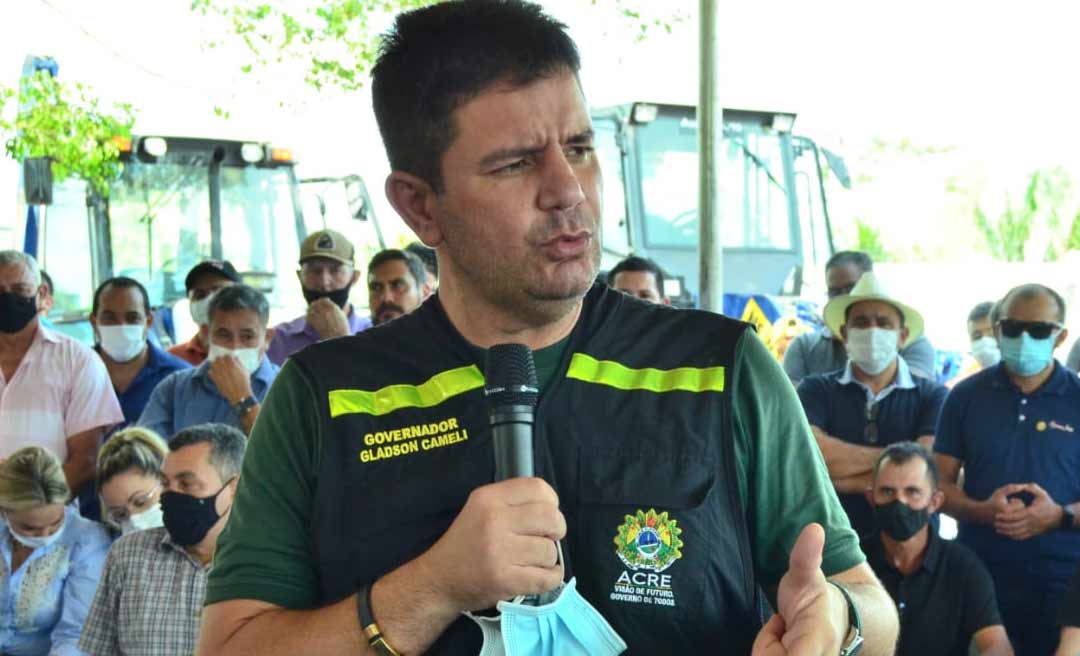 Em Plácido, Gladson menciona Petecão em agradecimento: "Não vou deixar de agradecer por causa de política"
