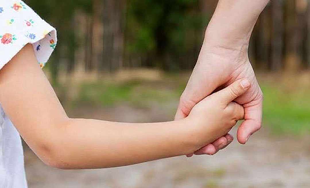 Seu lar pode ser o abrigo provisório de uma criança; conheça o Programa Família Acolhedora