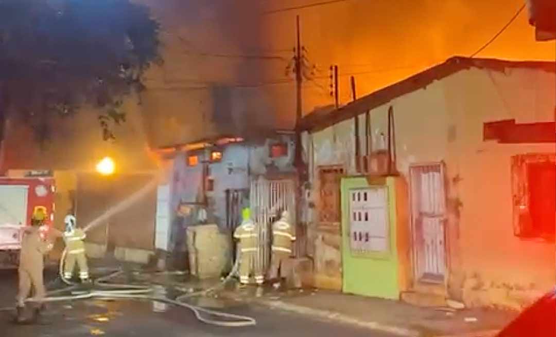 Incêndio destrói apartamentos, farmácia e galeria comercial no Manoel Julião