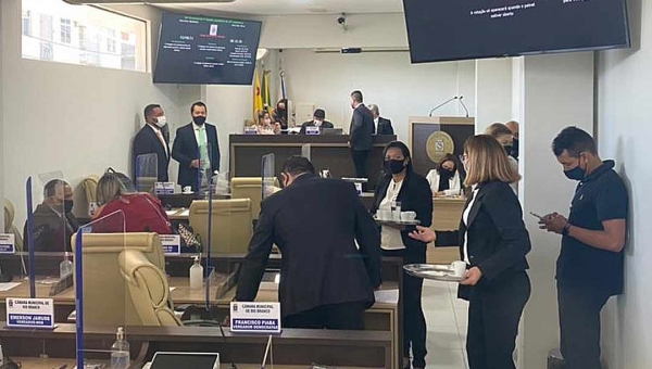 Vereadores retomam sessões presenciais após 16 meses trabalhando pela internet