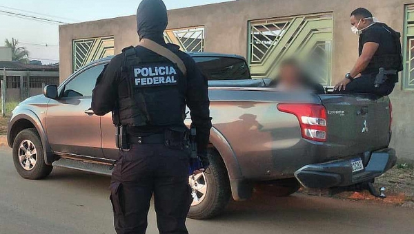 PF cumpre mandados contra oito pessoas que postavam fotos em redes sociais de crimes de tráfico de drogas, roubo e receptação de veículos