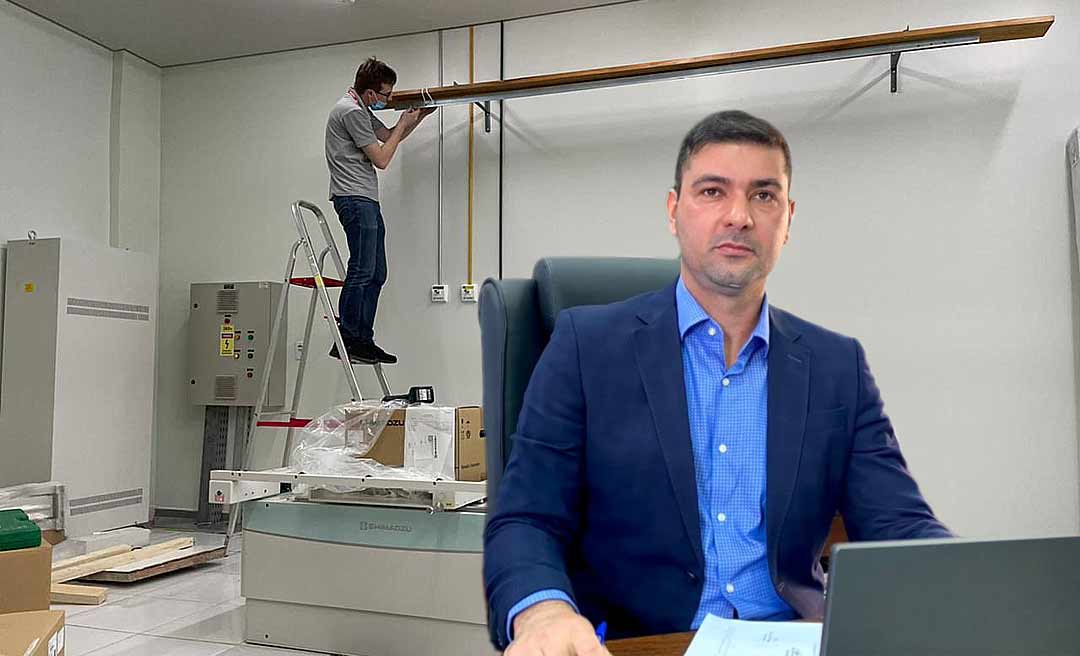 Nicolau Júnior destaca montagem do novo aparelho de Raio-X da UPA de Cruzeiro do Sul