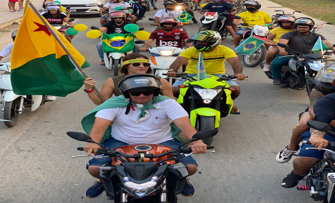 Com bandeira do Acre e sem capacete, Márcia Bittar participa de ato pró-Bolsonaro em Tarauacá