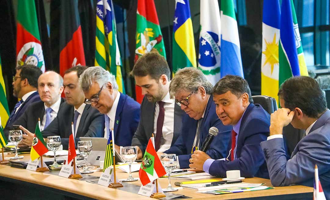 Gladson evita polemizar com Bolsonaro e não participa de Fórum liderado por Wellington Dias