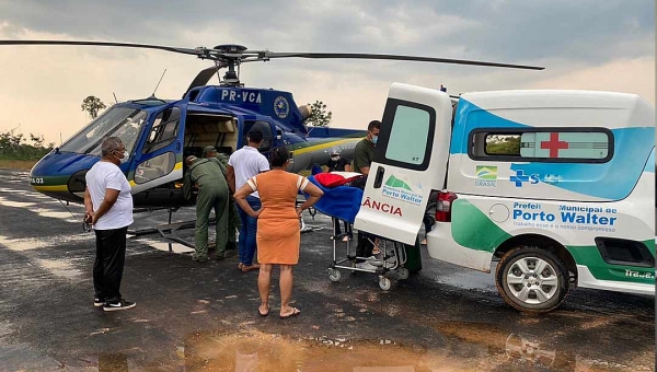 Helicóptero do governo realiza resgate de mulher acidentada em Porto Walter
