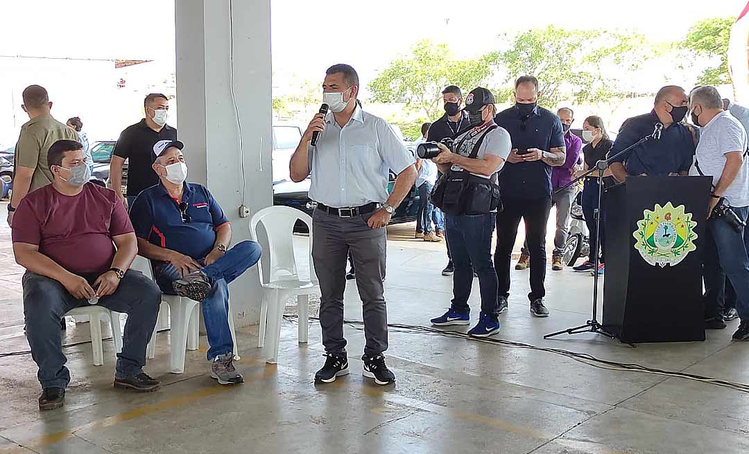 Após reclamação de Nicolau, deputados voltam a discursar em solenidade do governo