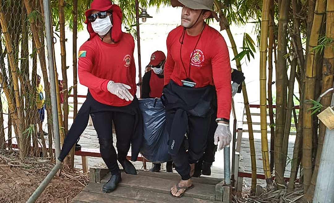 Peritos do IML recolhem corpo de garoto que se afogou nas águas do Rio Acre no domingo