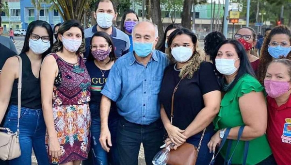 Ato em defesa de Bocalom reúne secretários e comissionados em frente à prefeitura
