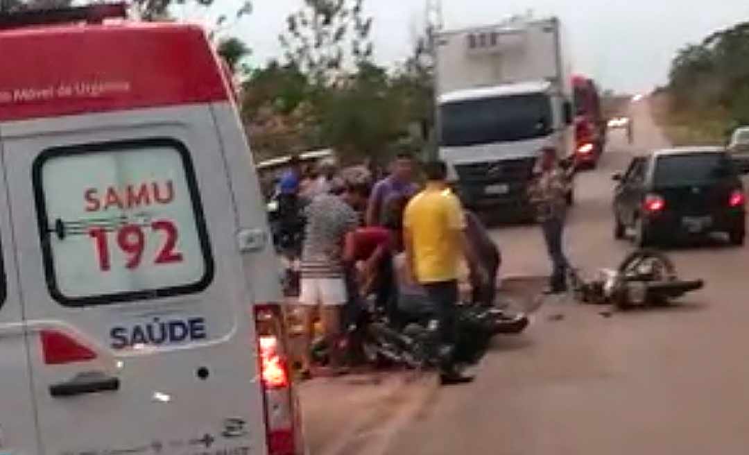 Acidente na BR-364 deixa dois motociclistas e um idoso de 78 anos gravemente feridos