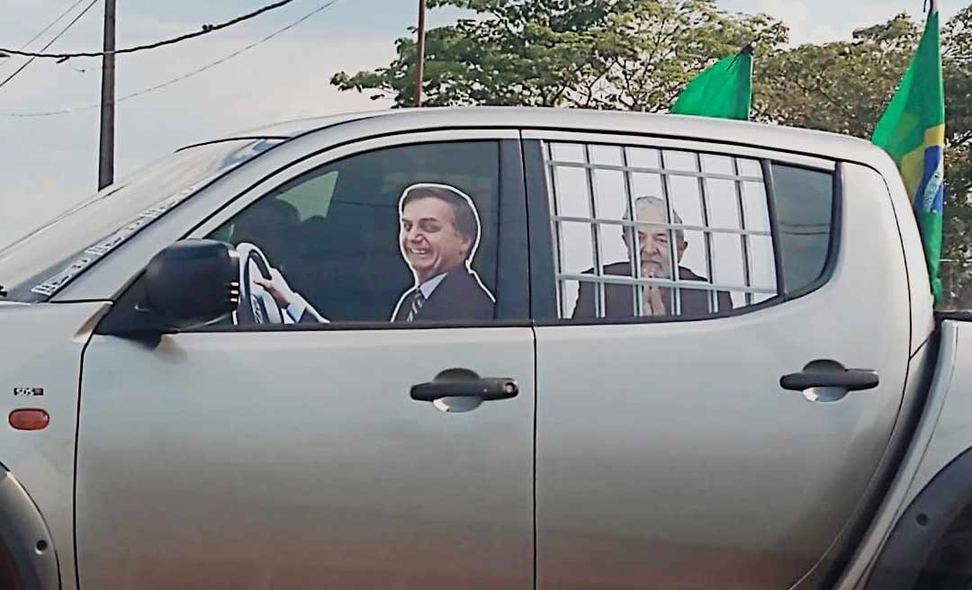 Motorista adesiva carro com foto de Lula atrás das grades e conduzido por Bolsonaro