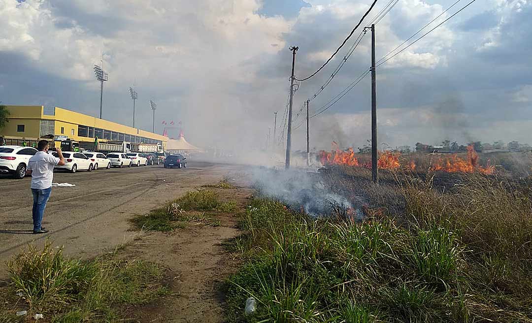 Área de mata pega fogo ao lado da Arena da Floresta no início do ato pró-Bolsonaro