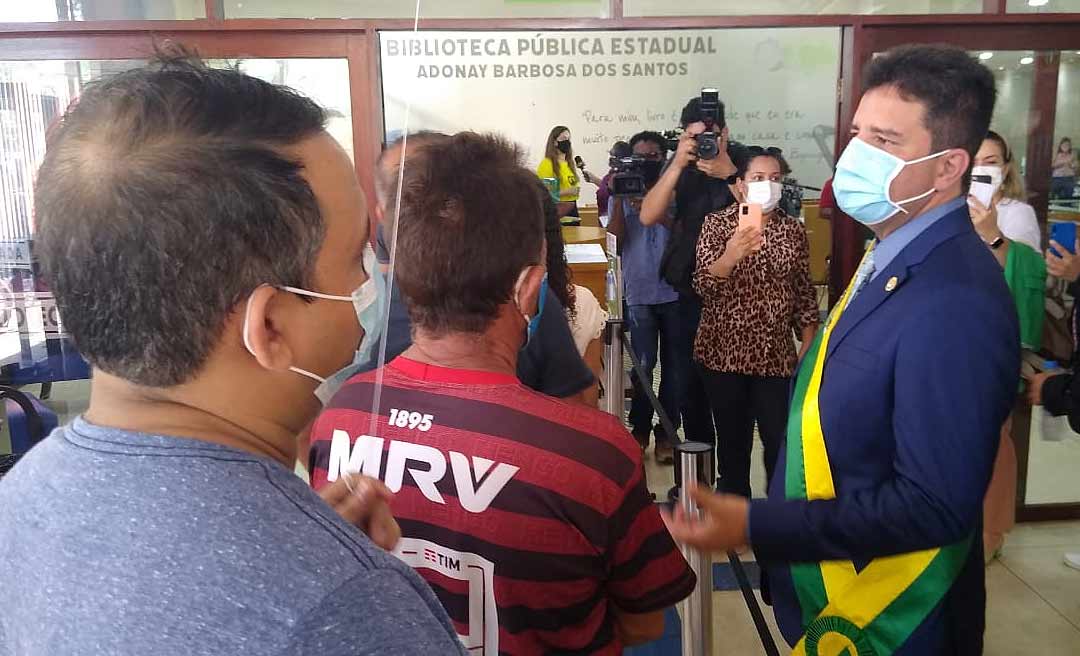 "Vacinação da Independência" na Biblioteca Pública tem longa fila