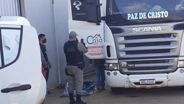 Caminhoneiro é encontrado morto dentro da cabine de carreta em Sena Madureira