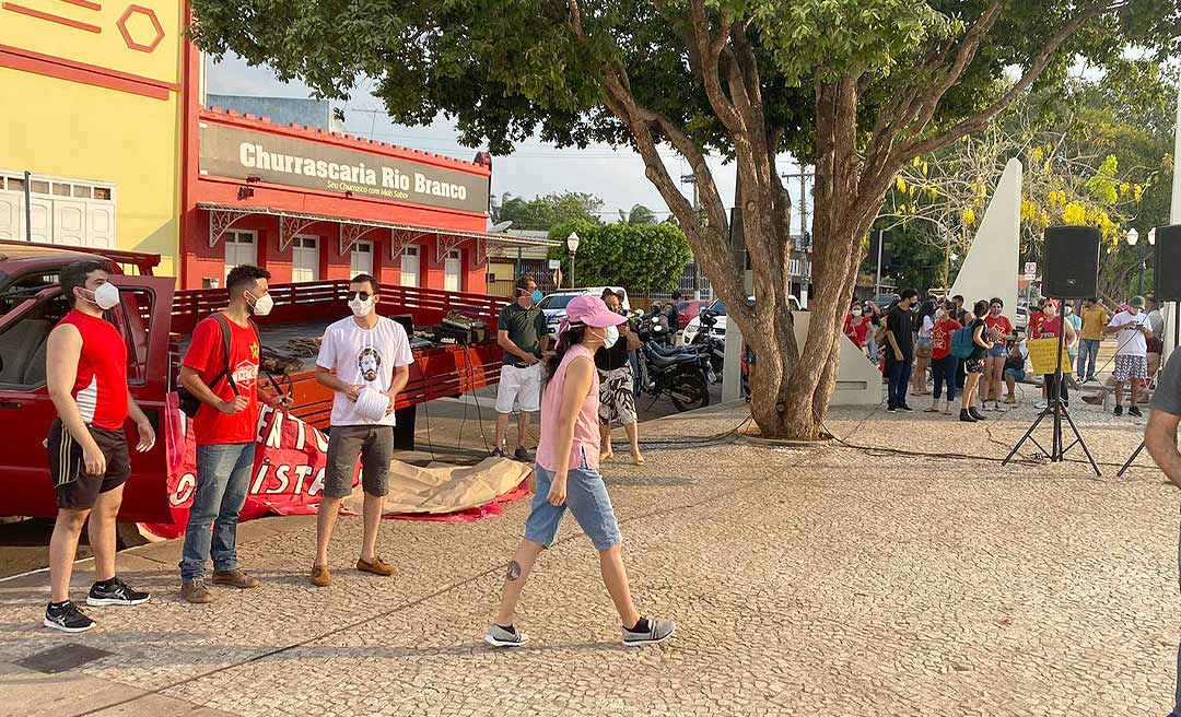 Ato anti-Bolsonaro reúne cerca de 300 pessoas no Calçadão da Gameleira