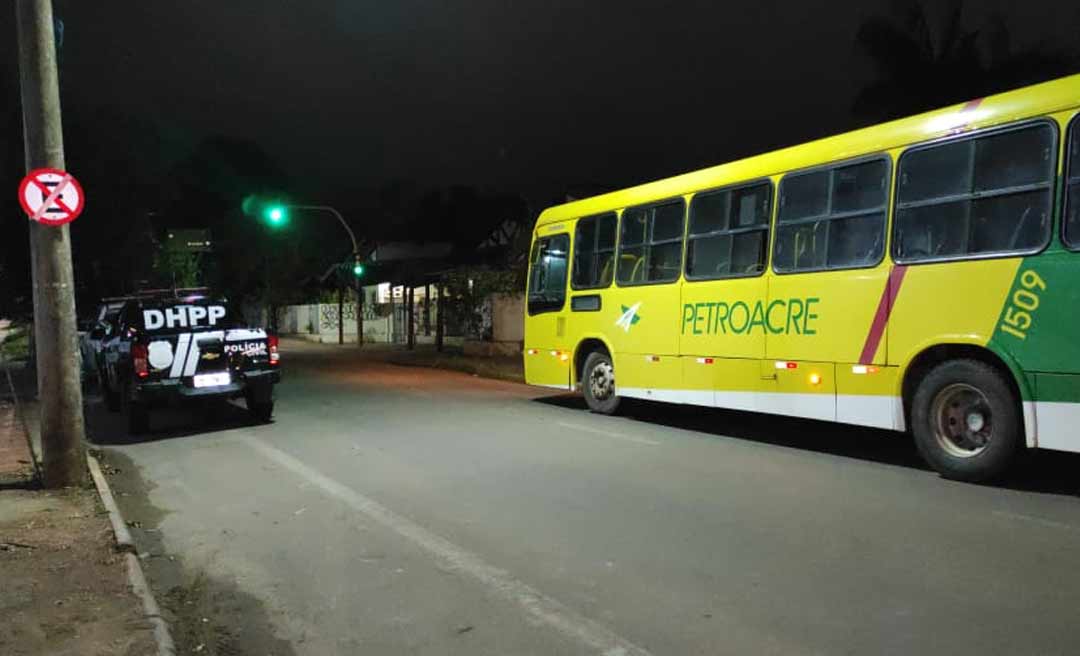 Assaltantes tocam o terror dentro de ônibus que faz a linha do Bujari