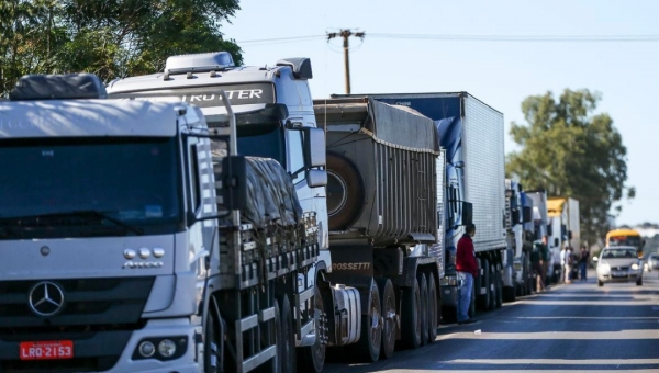 Caminhoneiros mantêm manifestações na BR-364 com bloqueios parciais