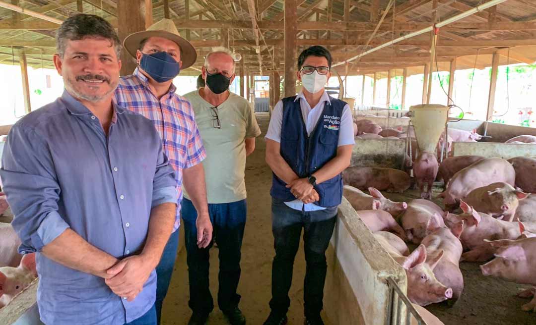 Pré-candidato ao Governo, Jenilson Leite visita agronegócios do Alto Acre