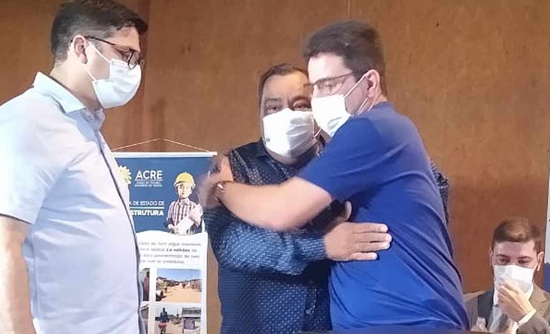 Gladson e Mazinho trocam abraços e cumprimentos em solenidade e dão sinais de reaproximação após contendas