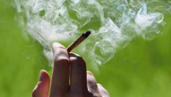 Mais de 30% dos alunos de escolas do Acre já fumaram cigarro e 4,6% usaram maconha, diz IBGE