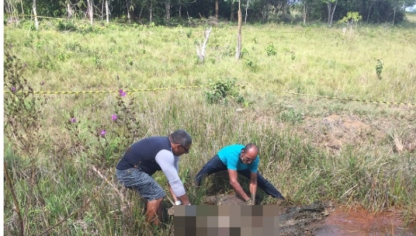 Corpo de jovem é encontrado enterrado em cova rasa na manhã deste domingo