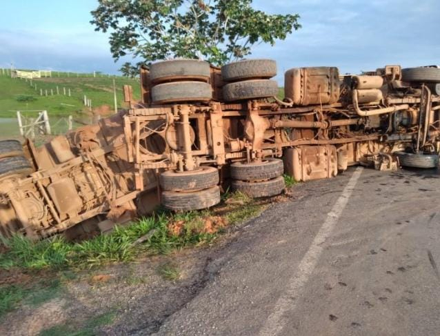 Carreta tomba na BR-364 em Feijó