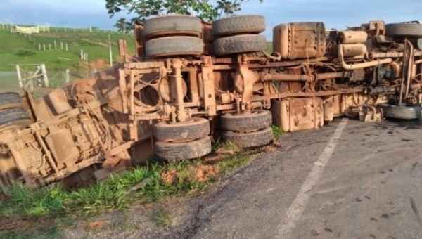 Carreta tomba na BR-364 em Feijó