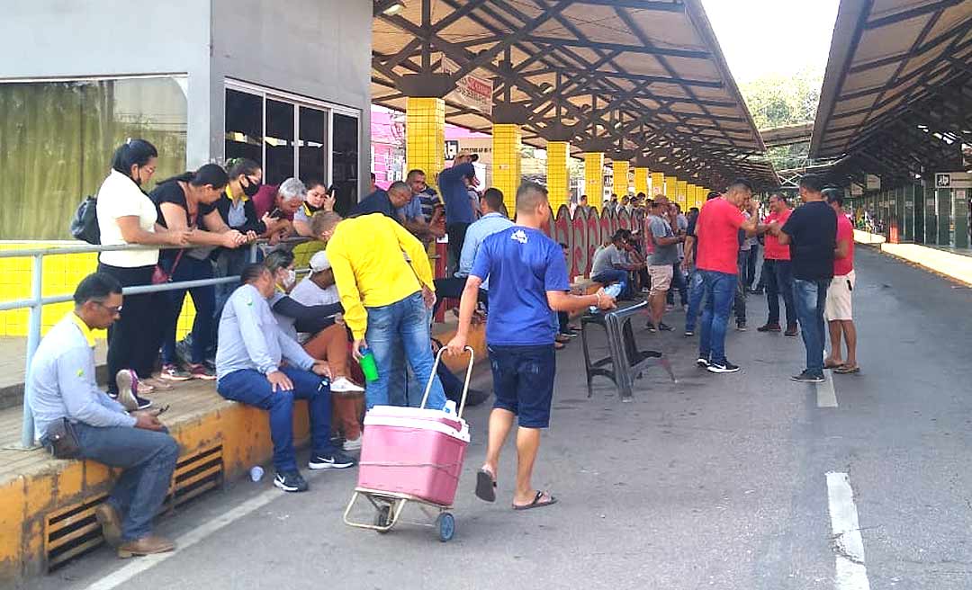 Com salários atrasados, motoristas de ônibus entram em greve geral