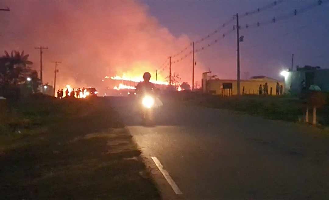 Imensa área de mata pega fogo na Transacreana e assusta moradores