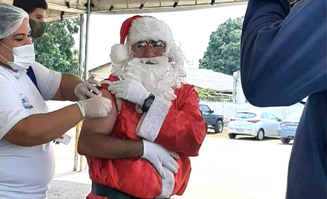 Papai Noel é vacinado em Rio Branco e brinca: "Doeu. Senti uma picada"