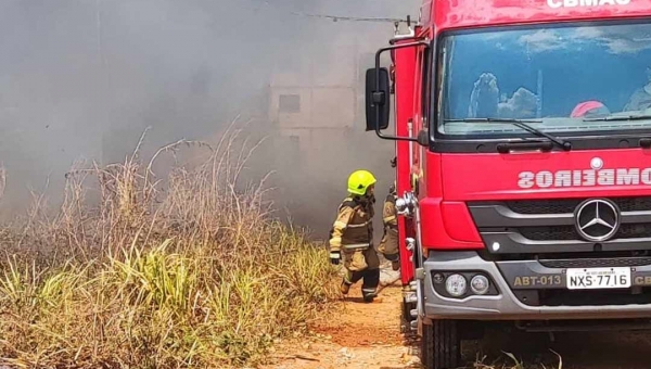 Bombeiros atuam em combate a incêndio em área de mata perto de condomínio no Adalberto Sena