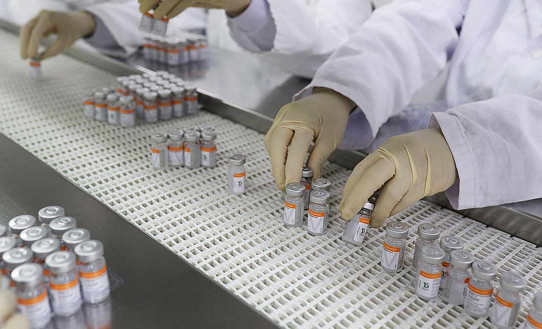 Anvisa determina recolhimento de lotes da CoronaVac envasados em fábrica não autorizada